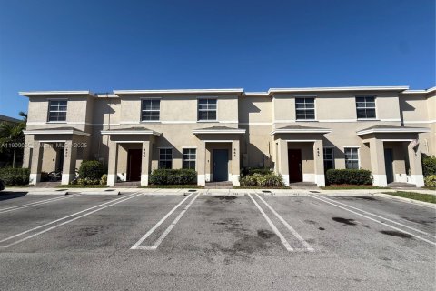 Townhouse in Florida City, Florida 2 bedrooms, 112.23 sq.m. № 2052759 - photo 4