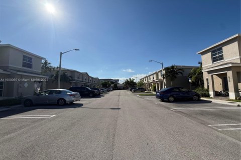 Townhouse in Florida City, Florida 2 bedrooms, 112.23 sq.m. № 2052759 - photo 6