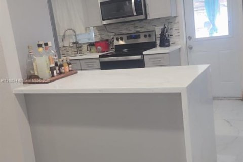 Casa en venta en Miami Gardens, Florida, 3 dormitorios, 86.96 m2 № 1966127 - foto 12