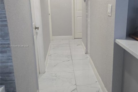 Casa en venta en Miami Gardens, Florida, 3 dormitorios, 86.96 m2 № 1966127 - foto 13