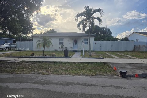 Casa en Miami Gardens, Florida 3 dormitorios, 86.96 m2 № 1966127