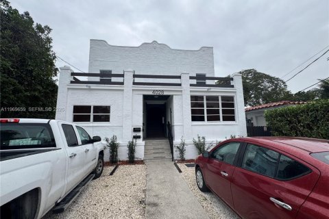 Дом в Майами, Флорида 8 спален, 356.37м2 № 2030385