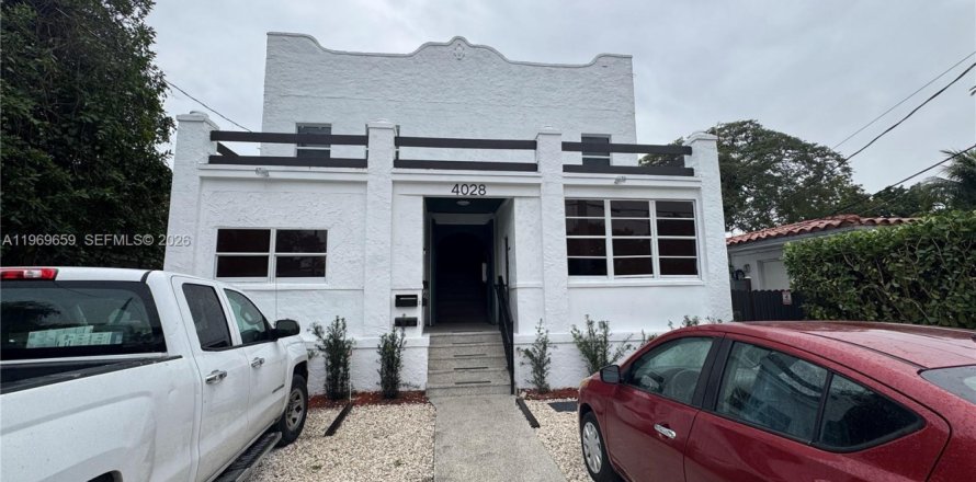 Дом в Майами, Флорида 8 спален, 356.37м2 № 2030385