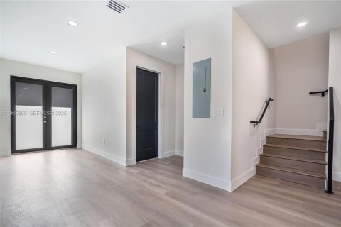 Touwnhouse à vendre à Miami, Floride: 4 chambres, 138.42 m2 № 2025826 - photo 8