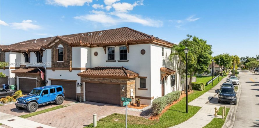 Touwnhouse à Miami, Floride 3 chambres, 195.47 m2 № 1887919