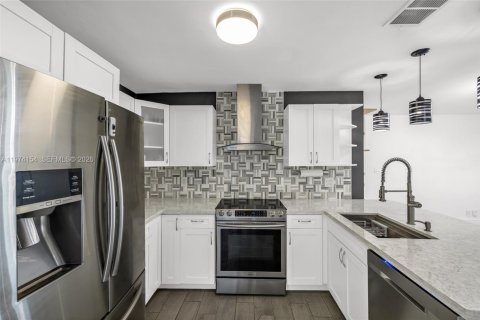 House in Pompano Beach, Florida 3 bedrooms, 103.77 sq.m. № 2036483 - photo 15