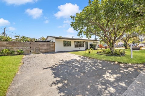 House in Pompano Beach, Florida 3 bedrooms, 103.77 sq.m. № 2036483 - photo 8