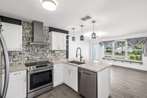 House in Pompano Beach, Florida 3 bedrooms, 103.77 sq.m. № 2036483 - photo 3