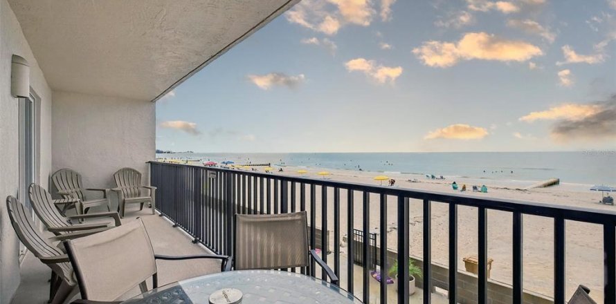 Condo in Madeira Beach, Florida, 2 bedrooms № 1802315