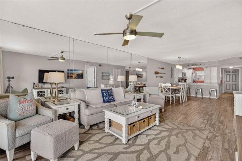 Condo in Madeira Beach, Florida, 2 bedrooms  № 1802315 - photo 17
