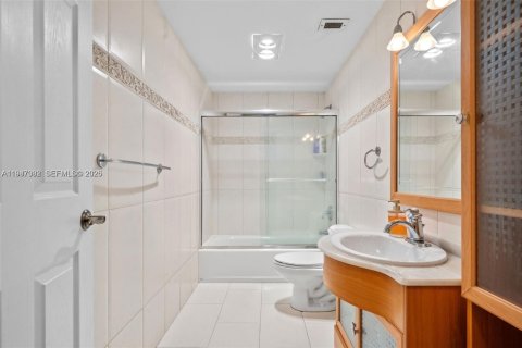 Купить кондоминиум в Санни-Айлс-Бич, Флорида 2 спальни, 125.42м2, № 2054620 - фото 18