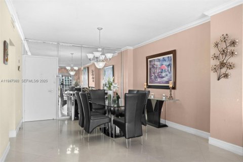 Купить кондоминиум в Санни-Айлс-Бич, Флорида 2 спальни, 125.42м2, № 2054620 - фото 8