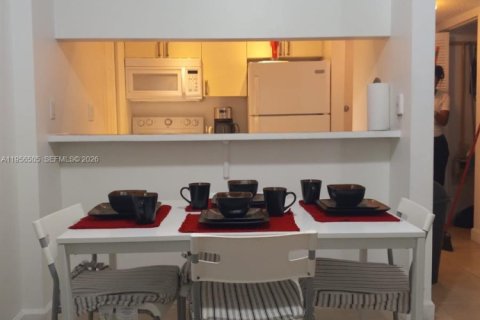 Condominio en alquiler en Miami, Florida, 1 dormitorio, 53.42 m2 № 2010408 - foto 2