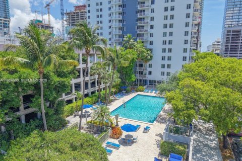 Condominio en Miami, Florida, 1 dormitorio  № 2010408
