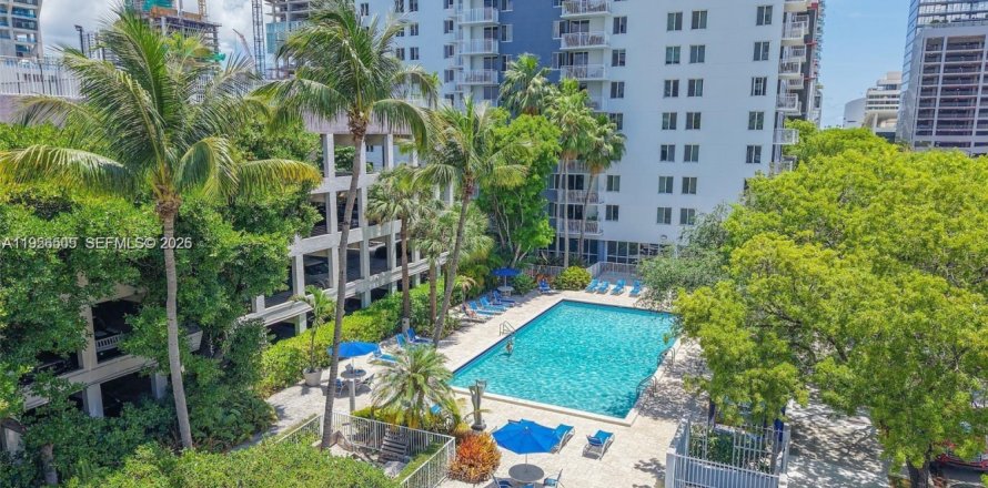 Condominio en Miami, Florida, 1 dormitorio  № 2010408