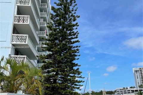 Купить кондоминиум в Норт-Майами, Флорида 2 спальни, 101.82м2, № 2010681 - фото 4