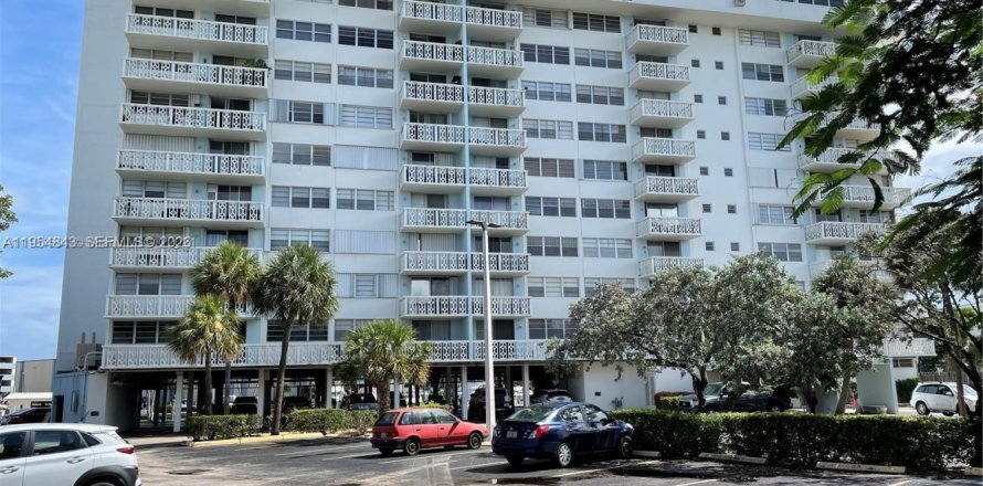 Кондоминиум с 2 спальнями в Норт-Майами, Флорида № 2010681