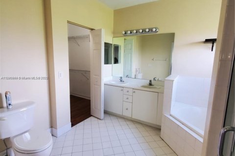 House in Cutler Bay, Florida 4 bedrooms, 225.66 sq.m. № 1831122 - photo 19