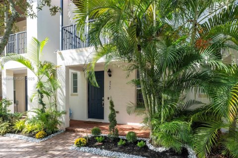 Townhouse in Miramar, Florida 3 bedrooms, 185.8 sq.m. № 2012570 - photo 2