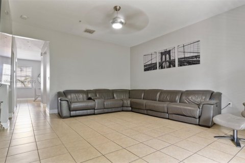 Townhouse in Miramar, Florida 3 bedrooms, 185.8 sq.m. № 2012570 - photo 14