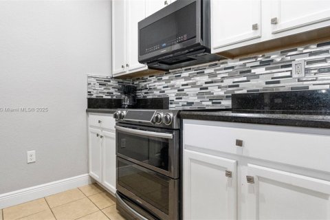 Townhouse in Miramar, Florida 3 bedrooms, 185.8 sq.m. № 2012570 - photo 11