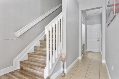 Townhouse in Miramar, Florida 3 bedrooms, 185.8 sq.m. № 2012570 - photo 3