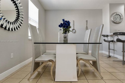 Townhouse in Miramar, Florida 3 bedrooms, 185.8 sq.m. № 2012570 - photo 7