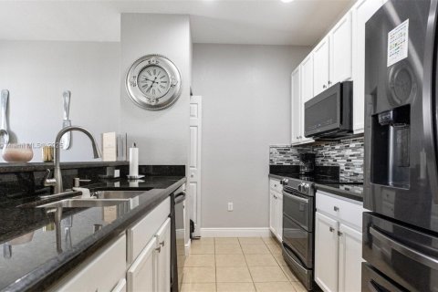 Townhouse in Miramar, Florida 3 bedrooms, 185.8 sq.m. № 2012570 - photo 10