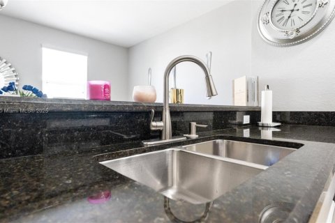 Townhouse in Miramar, Florida 3 bedrooms, 185.8 sq.m. № 2012570 - photo 12