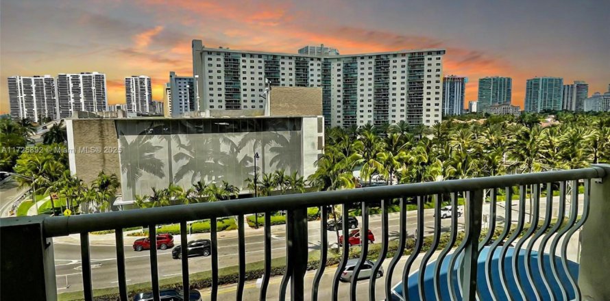 Studio à Condo à Sunny Isles Beach, Floride  № 1710224