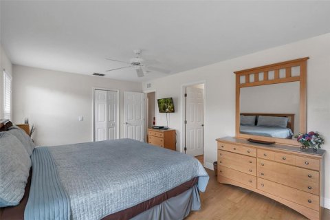 Townhouse in Davenport, Florida 4 bedrooms, 172.43 sq.m. № 2216308 - photo 29