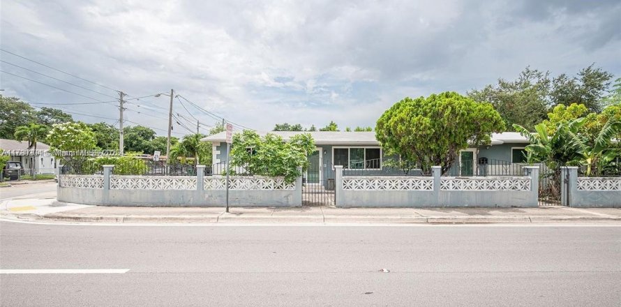 Immobilier commercial à Miami, Floride 273.41 m2 № 1702367