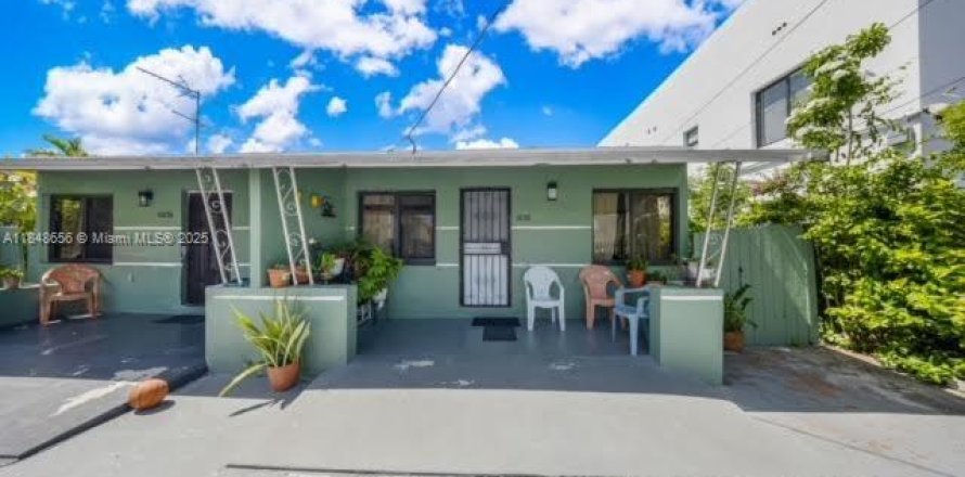 Propiedad comercial en Miami, Florida 95.32 m2 № 2022475