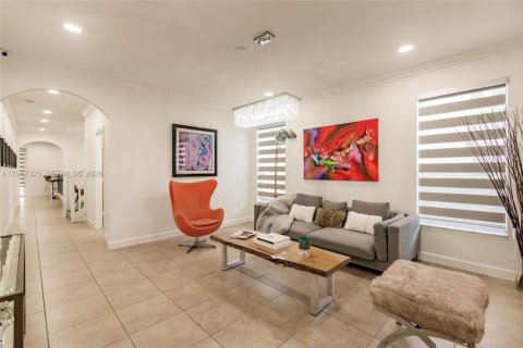 House in Miami, Florida 5 bedrooms, 310.67 sq.m. № 2011429 - photo 5