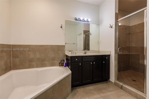 House in Miami, Florida 5 bedrooms, 310.67 sq.m. № 2011429 - photo 21