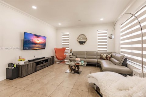 House in Miami, Florida 5 bedrooms, 310.67 sq.m. № 2011429 - photo 15