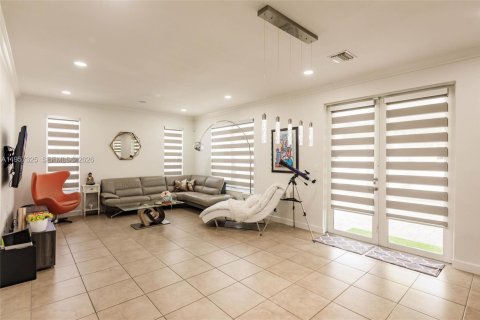 House in Miami, Florida 5 bedrooms, 310.67 sq.m. № 2011429 - photo 13