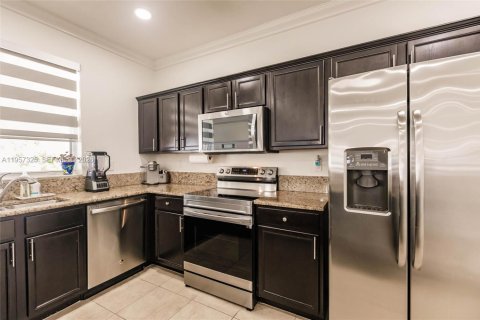 House in Miami, Florida 5 bedrooms, 310.67 sq.m. № 2011429 - photo 12