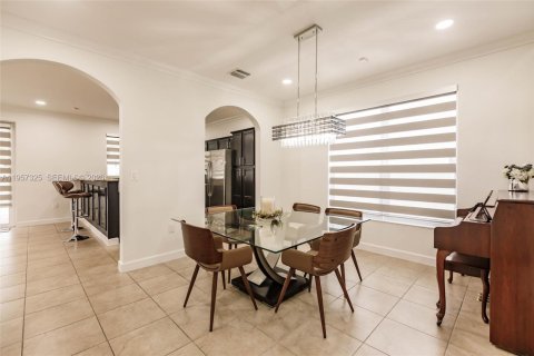 House in Miami, Florida 5 bedrooms, 310.67 sq.m. № 2011429 - photo 8