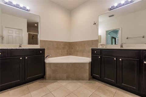 House in Miami, Florida 5 bedrooms, 310.67 sq.m. № 2011429 - photo 20