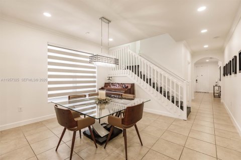 House in Miami, Florida 5 bedrooms, 310.67 sq.m. № 2011429 - photo 7