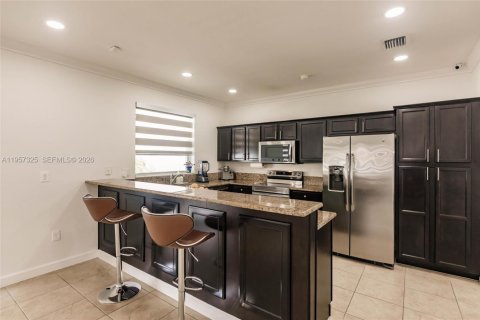 House in Miami, Florida 5 bedrooms, 310.67 sq.m. № 2011429 - photo 11