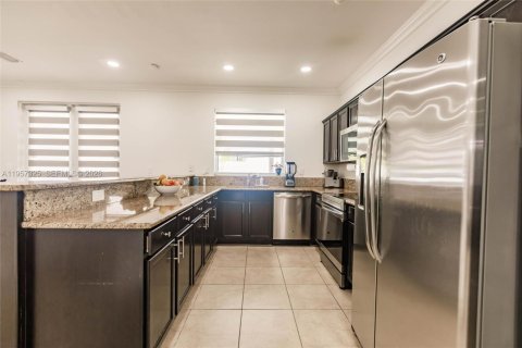 House in Miami, Florida 5 bedrooms, 310.67 sq.m. № 2011429 - photo 10