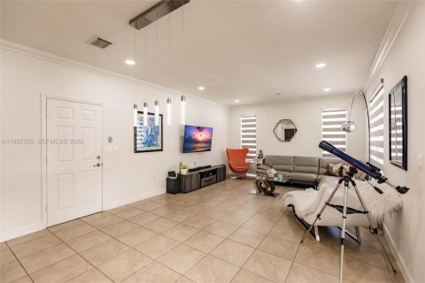 House in Miami, Florida 5 bedrooms, 310.67 sq.m. № 2011429 - photo 14