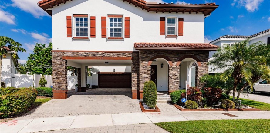 House in Miami, Florida 5 bedrooms, 310.67 sq.m. № 2011429