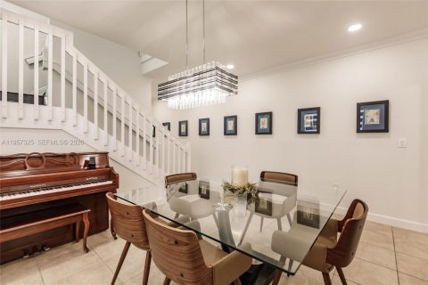 House in Miami, Florida 5 bedrooms, 310.67 sq.m. № 2011429 - photo 9