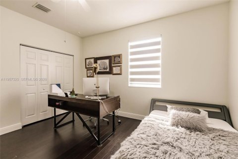 House in Miami, Florida 5 bedrooms, 310.67 sq.m. № 2011429 - photo 23