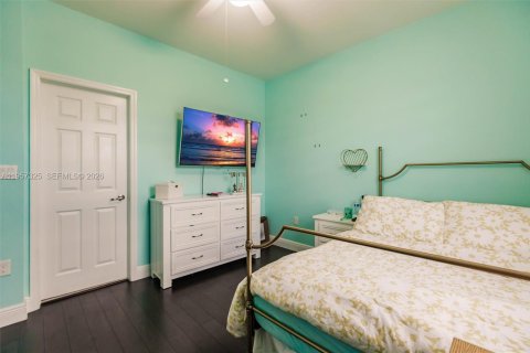 House in Miami, Florida 5 bedrooms, 310.67 sq.m. № 2011429 - photo 25