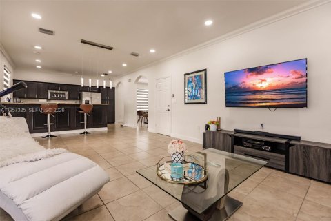 House in Miami, Florida 5 bedrooms, 310.67 sq.m. № 2011429 - photo 16