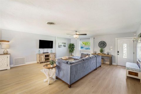 Casa en venta en Saint Petersburg, Florida, 3 dormitorios, 158.31 m2 № 1757337 - foto 4